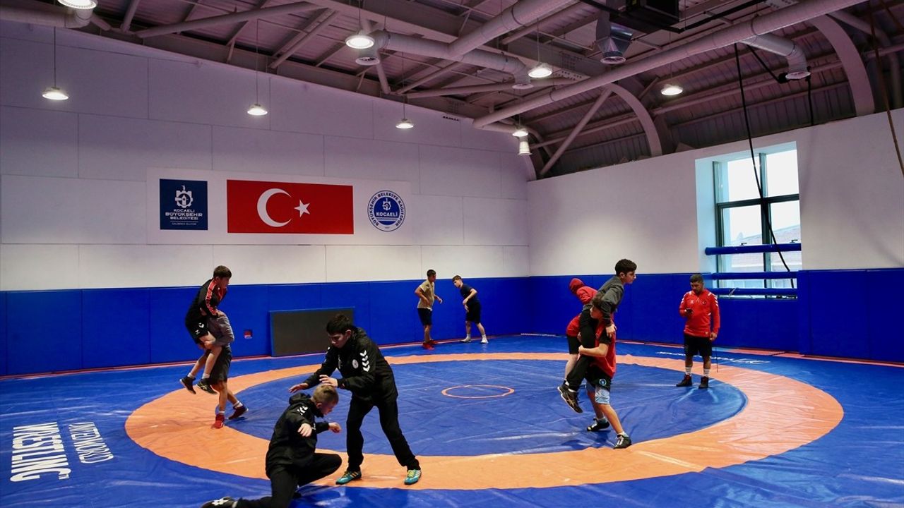 Genç Güreşçiler Balkan Şampiyonası Öncesinde Kocaeli'de Kamp Yapıyor