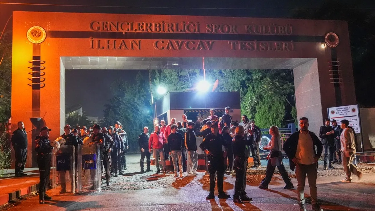 Gençlerbirliği Taraftarları Beştepe'de Genel Kurul İçin Toplandı