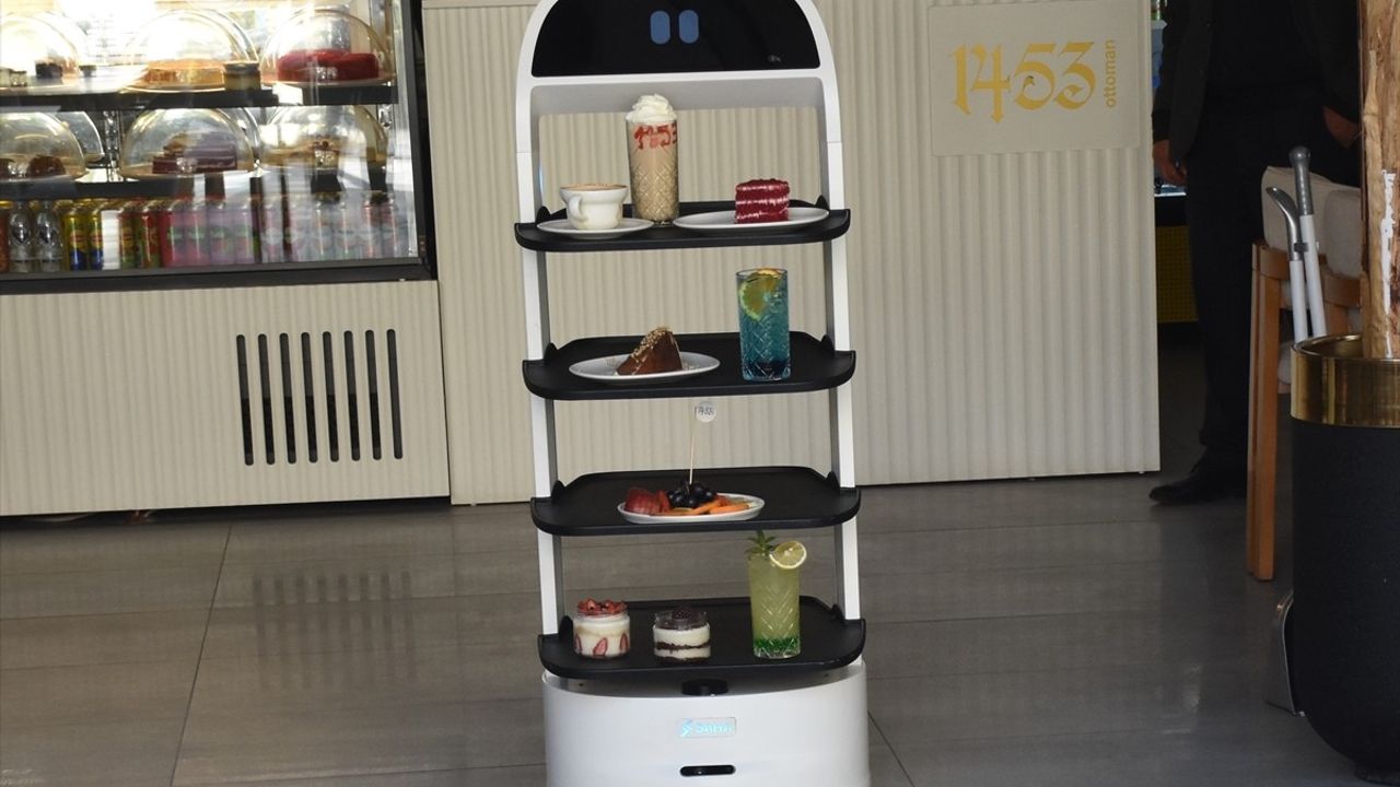 Gümüşhane'de Robot Garson 'Garson Abla' İle Yeni Bir Deneyim