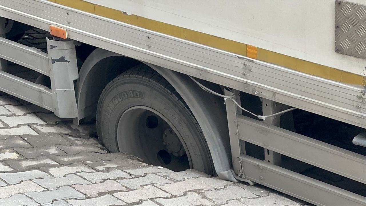 Güngören'de Çöken Yol Olayında Kamyon Kurtarıldı