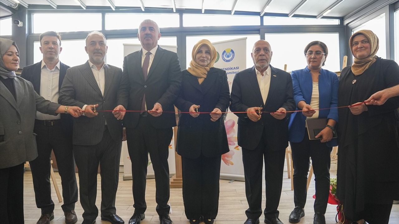 HAK-İŞ'te El Sanatları Sergisi Açıldı