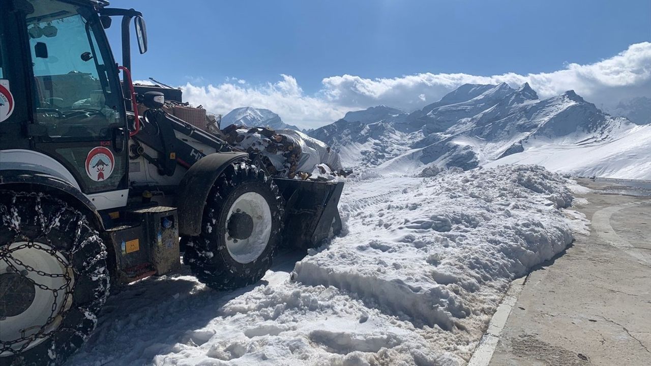 Hakkari'de Kapanan Üs Bölgesi Yolu Yeniden Açıldı