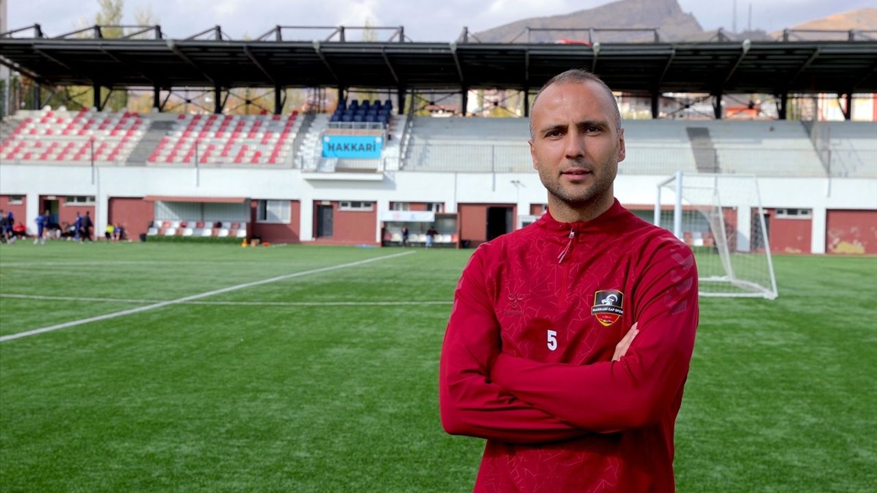 Hakkari'den Futbol Tutkusu: Hakkı Hakan Özhan'ın Hikayesi