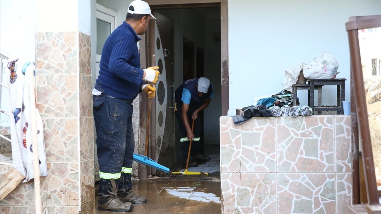 Hatay'da Sağanak Sonrası Temizlik Çalışmaları Devam Ediyor
