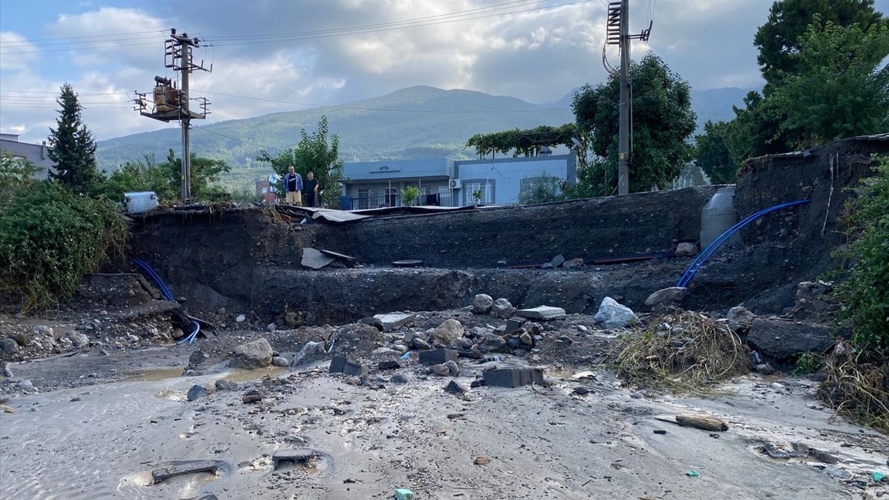 Hatay'da Sağanak Yağış Nedeniyle Otoyolda Mahsur Kalan Araçlar