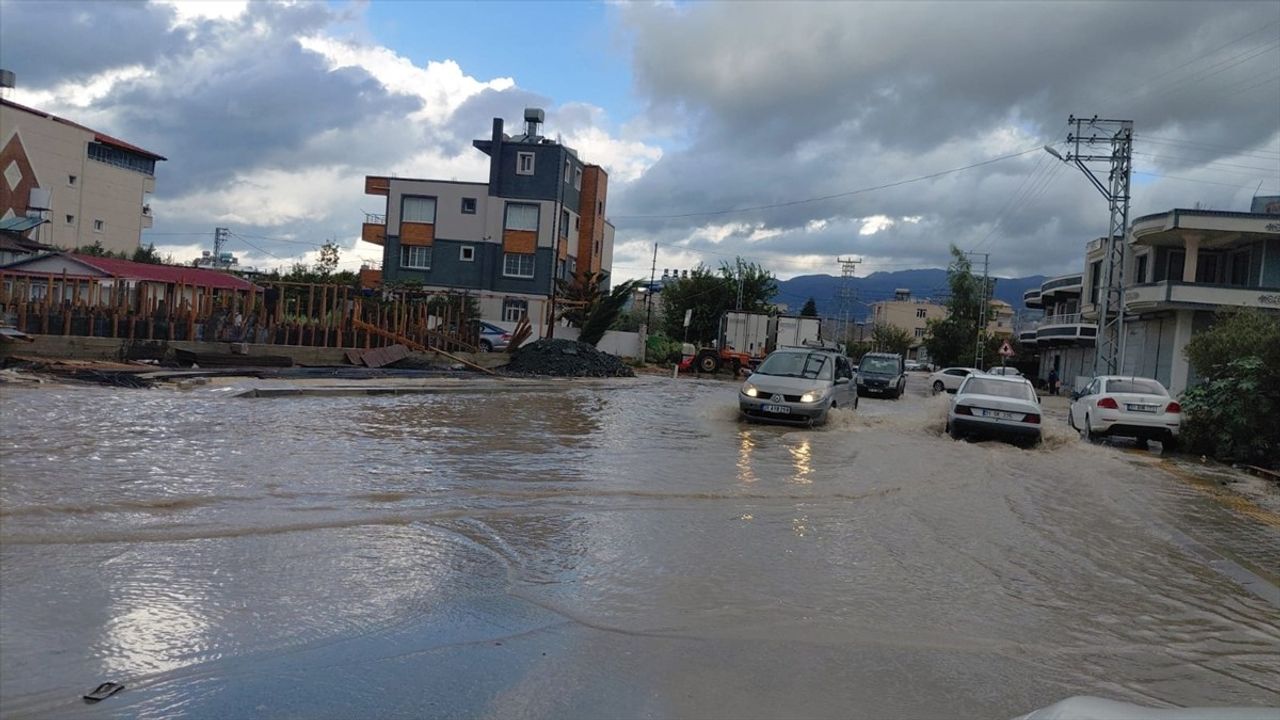 Hatay'da Sağanak Yağış ve Şiddetli Rüzgar