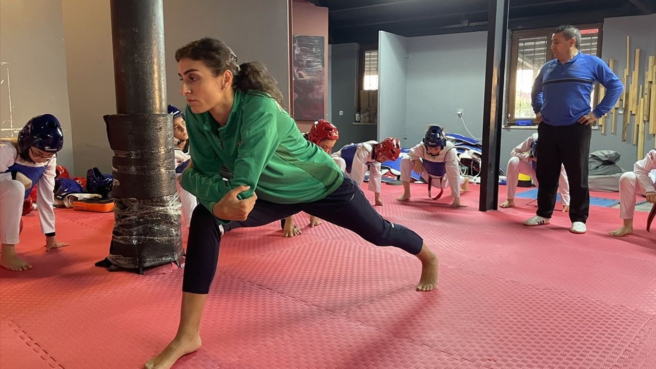 Hatice Kübra İlgün, Altın Madalya Hedefiyle Parkta Antrenman Yapıyor