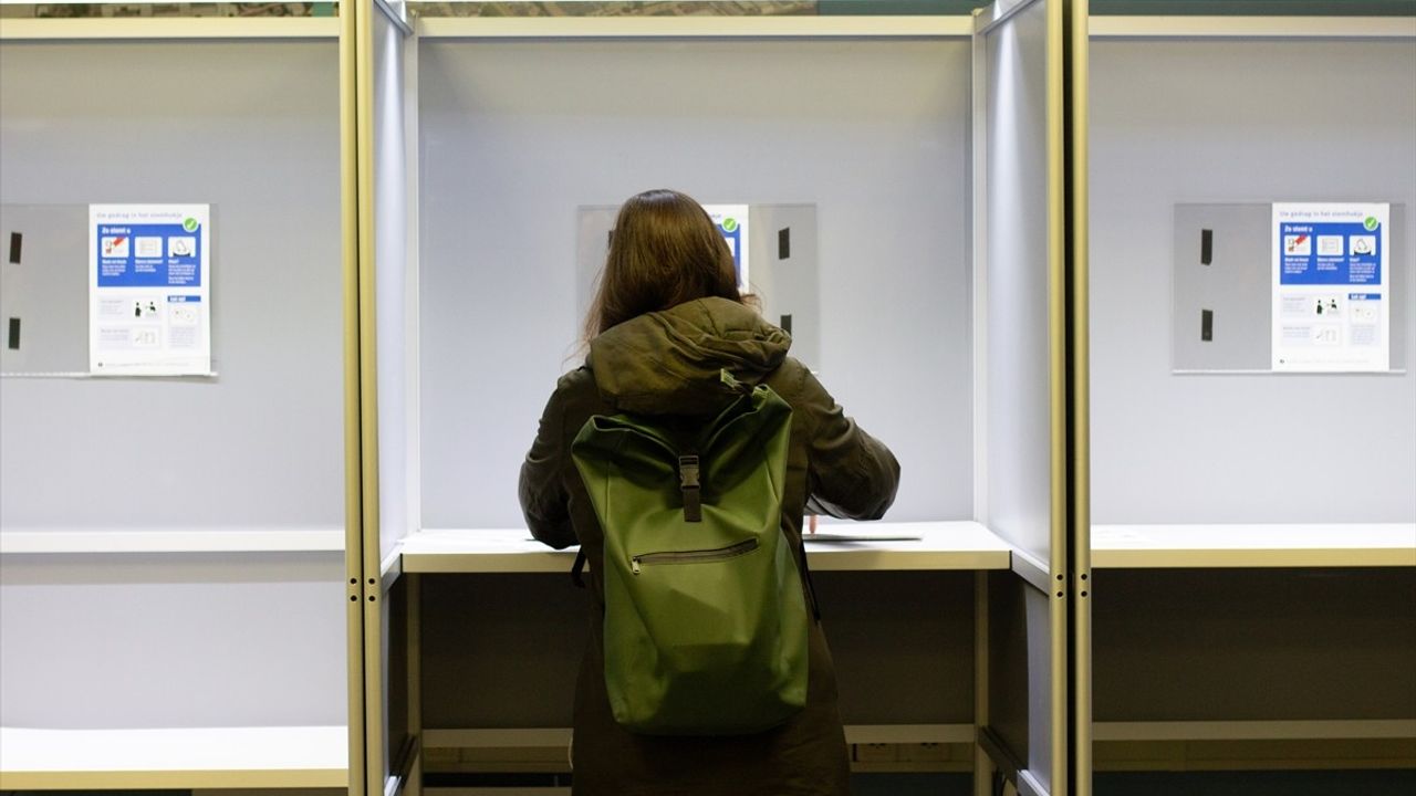 Hollanda Genel Seçimleri Başladı: 1166 Aday, 27 Parti Yarışta