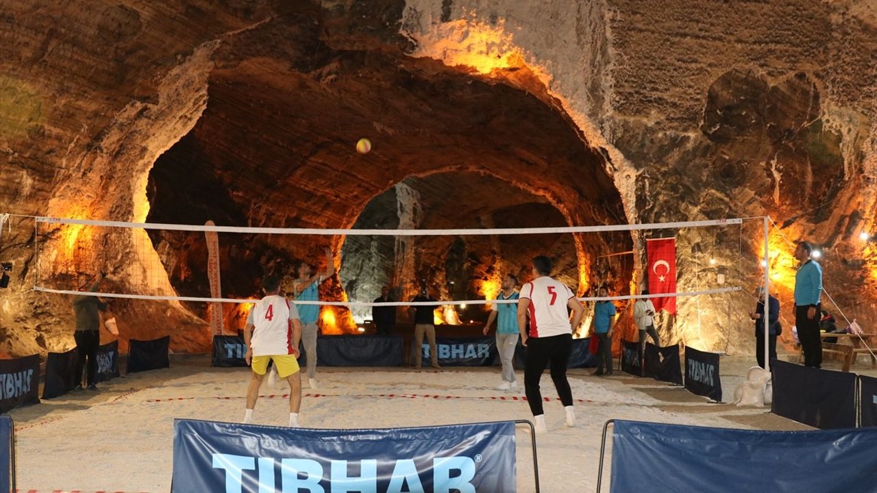 Iğdır'da Yer Altında Voleybol Turnuvası Heyecanı