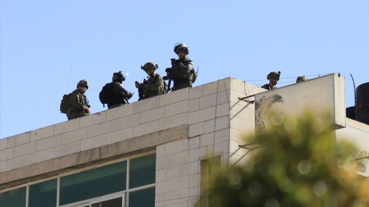 İsrail Ordusu El Halil'de 3 Filistinli Çocuğu Yaraladı