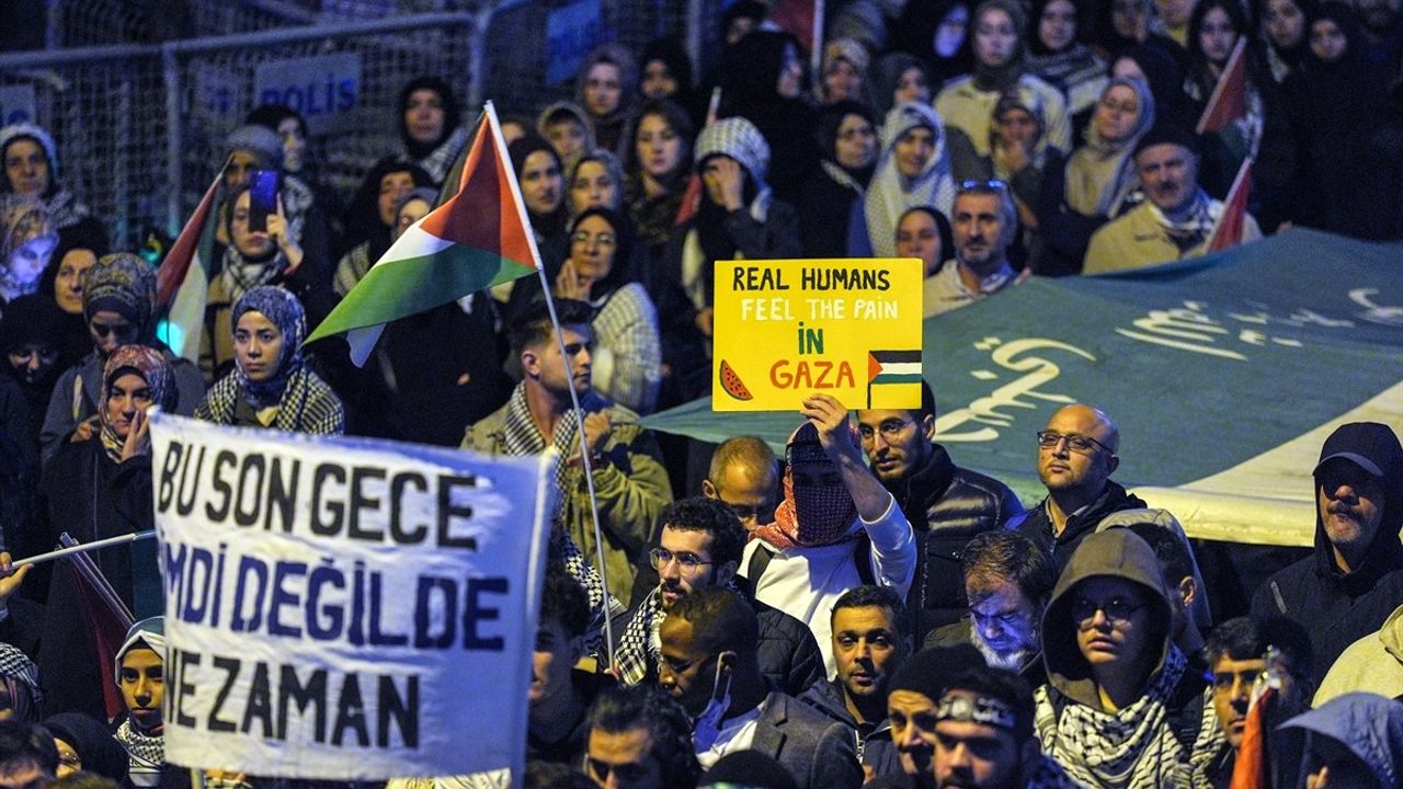 İstanbul'da İsrail Saldırısına Protesto