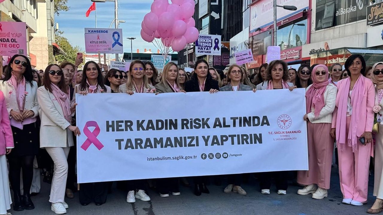 İstanbul'da Meme Kanseri Farkındalık Yürüyüşü Düzenlendi