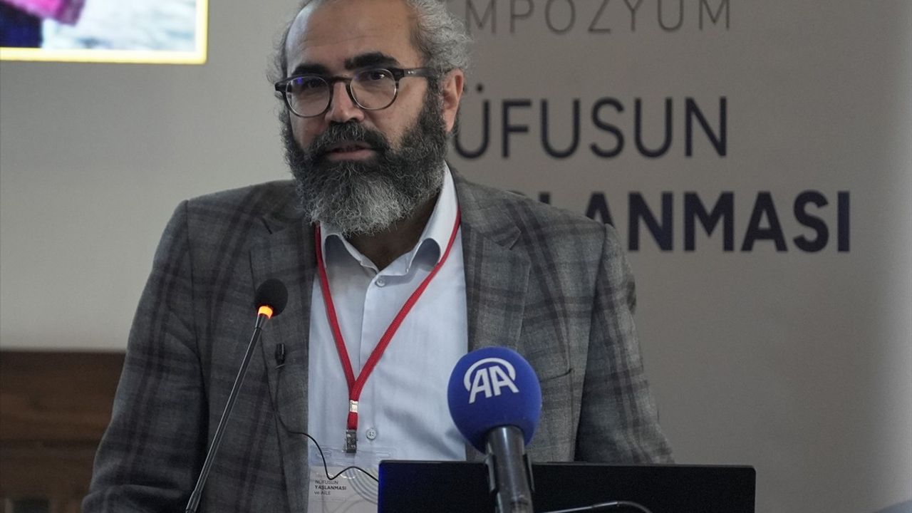 İstanbul'da Nüfusun Yaşlanması ve Aile Üzerine Sempozyum Düzenlendi