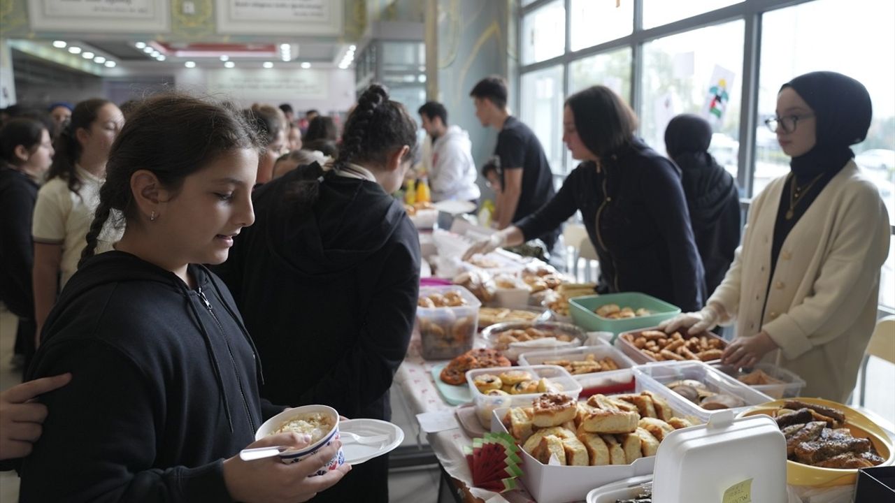 İstanbul'da Okullardan Gazze'ye Yardım Kermesi Düzenlendi
