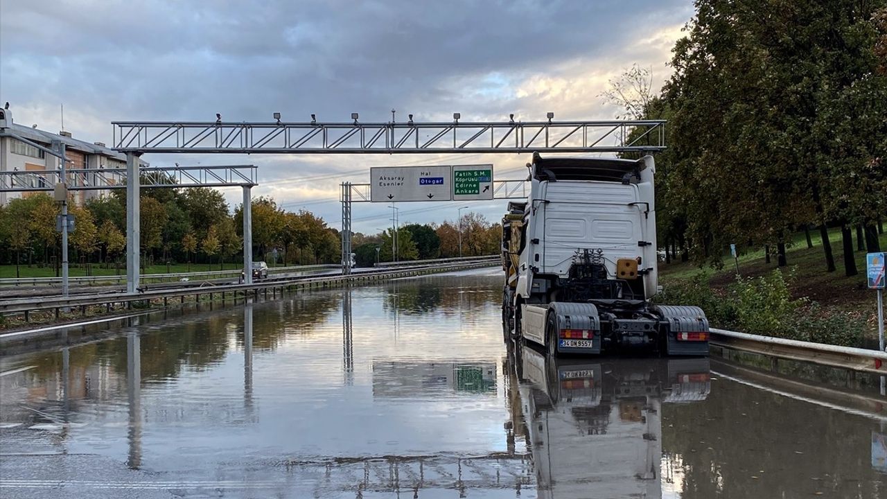 İstanbul'da Sağanak Yağış Sonrası Su Birikintileri Trafiği Olumsuz Etkiledi