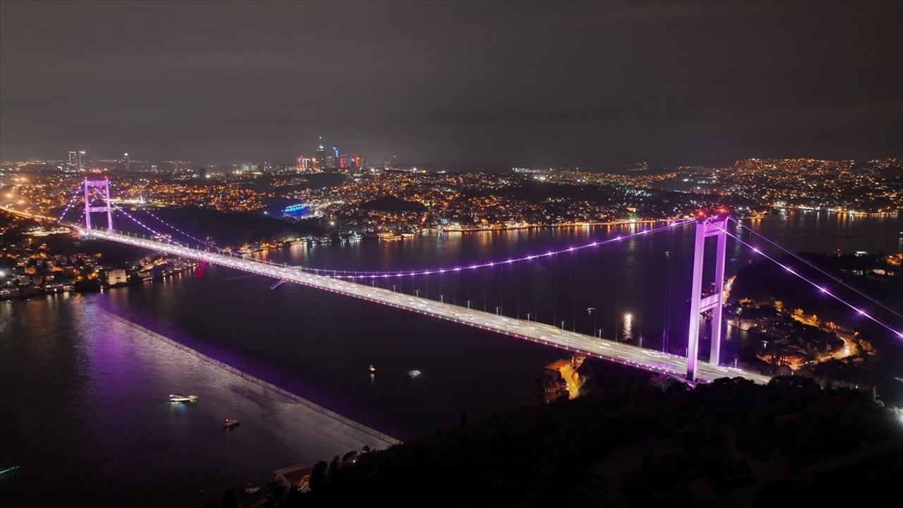 İstanbul'daki Köprüler Meme Kanseri Farkındalığı İçin Pembe Renkte Aydınlatıldı