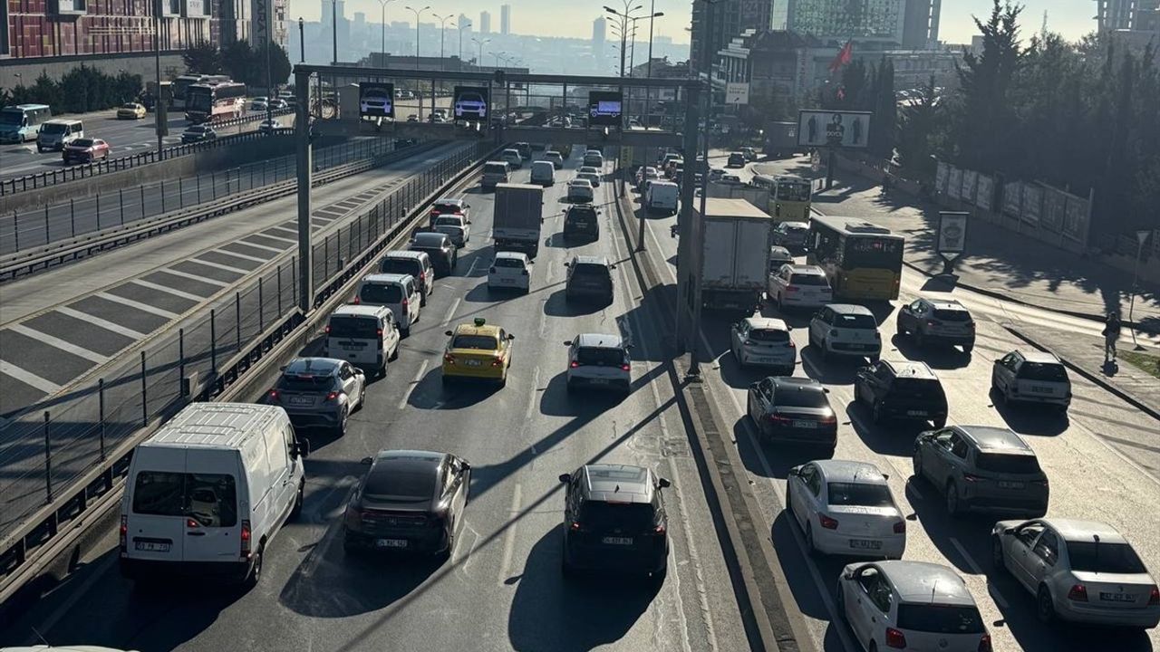 İstanbul Trafiği Sabah Saatlerinde Yoğunlaştı
