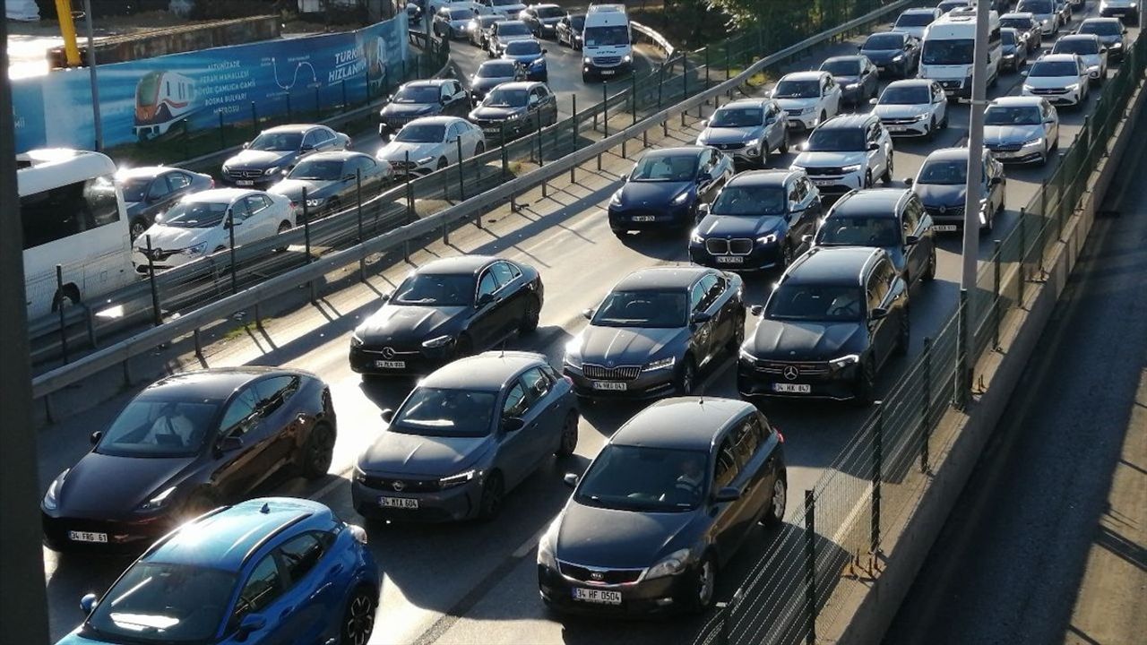 İstanbul Trafiğinde Sabah Saatlerinde Yoğunluk Zirve Yaptı