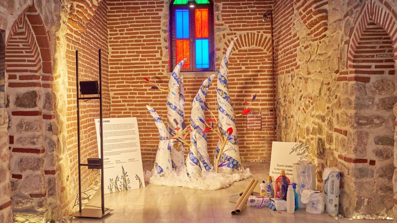İVA Sanat'ın 'Sanatta Hayat Var: II. Karma Sergisi' Açıldı