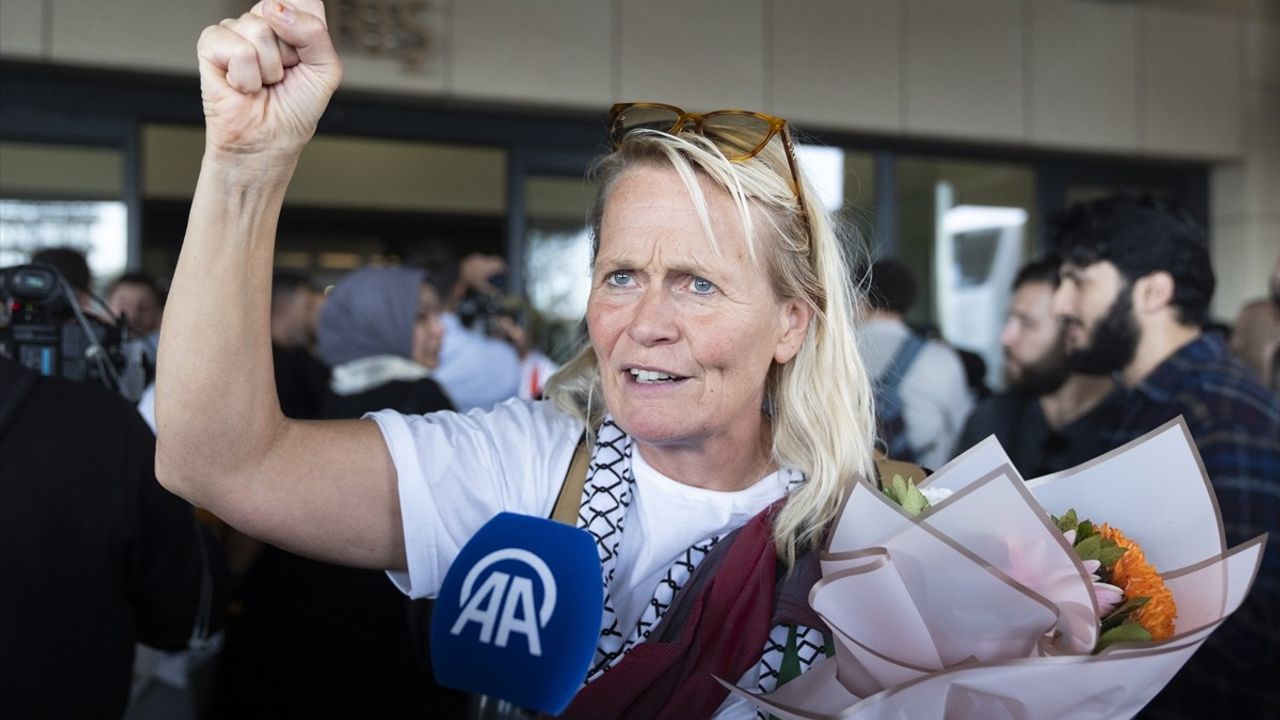 İzlandalı Müzisyen Stina'nın Özgürlük Filosu Deneyimi