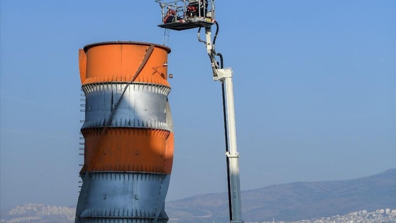 İzmir'de Bacadan Düşen İşçilerin Kurtarılması