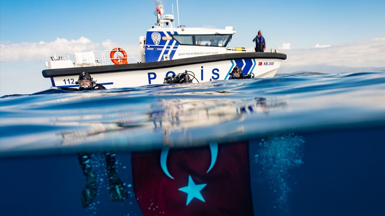 İzmir'de Deniz Polisleri 29 Ekim'i Su Altında Kutladı