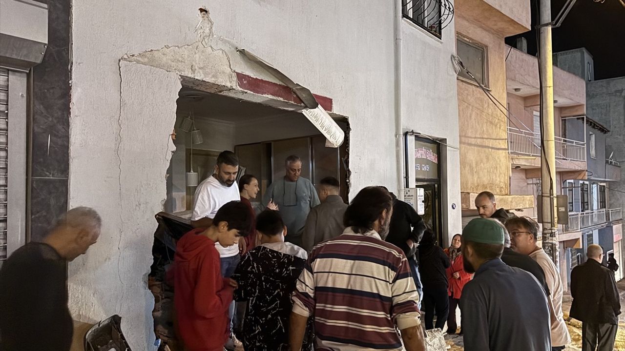 İzmir'de Freni Boşalan Kamyonun Kaza Anı Kameralara Yansıdı