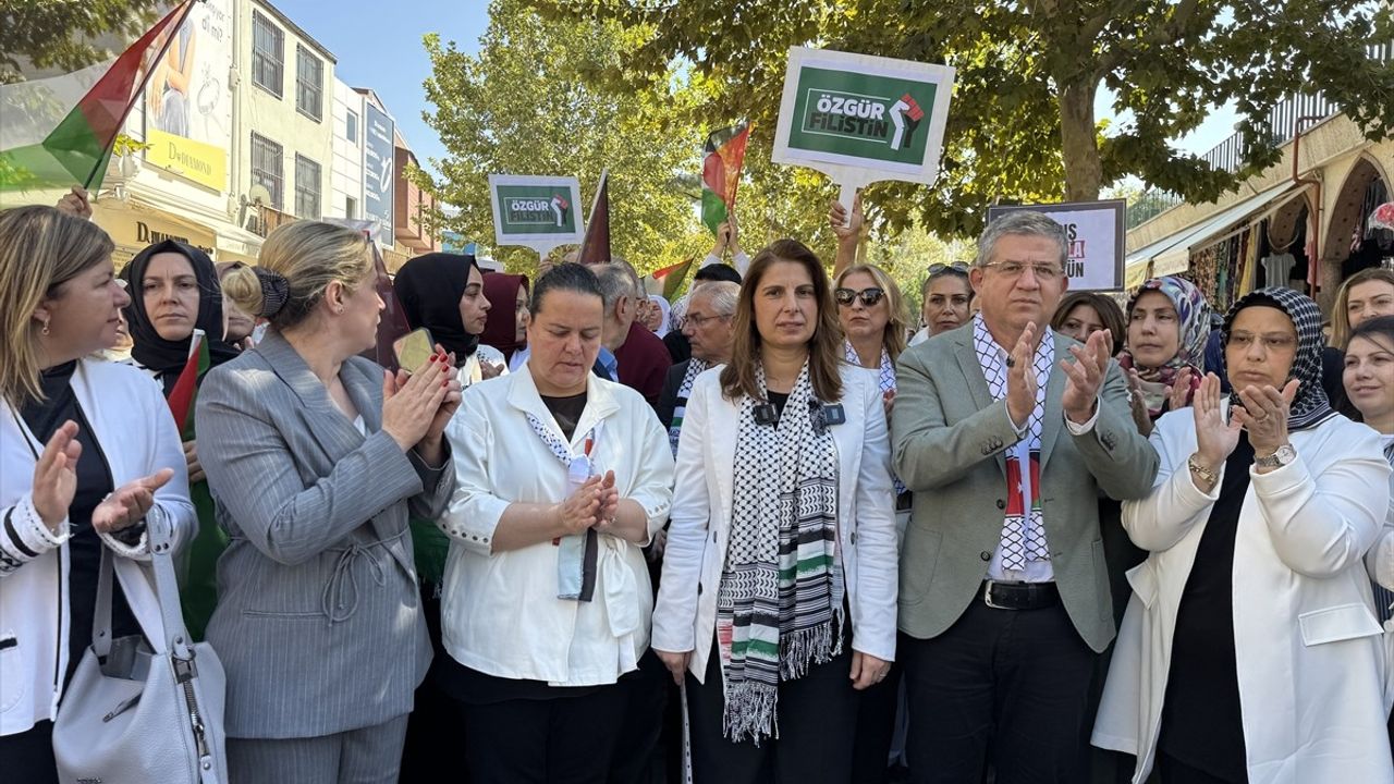İzmir'de Gazze İçin Sessiz Çığlık Etkinliği Düzenlendi