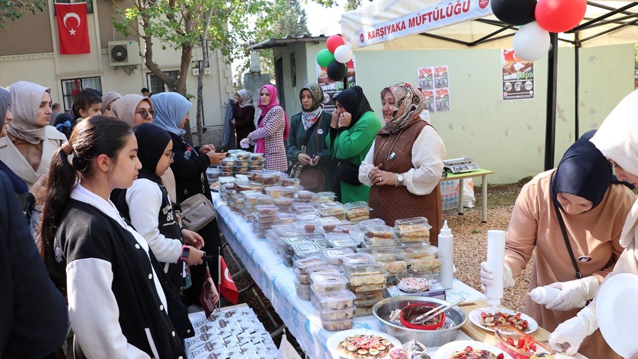 İzmir'de Gazze'ye Destek İçin Hayır Çarşısı Kuruldu