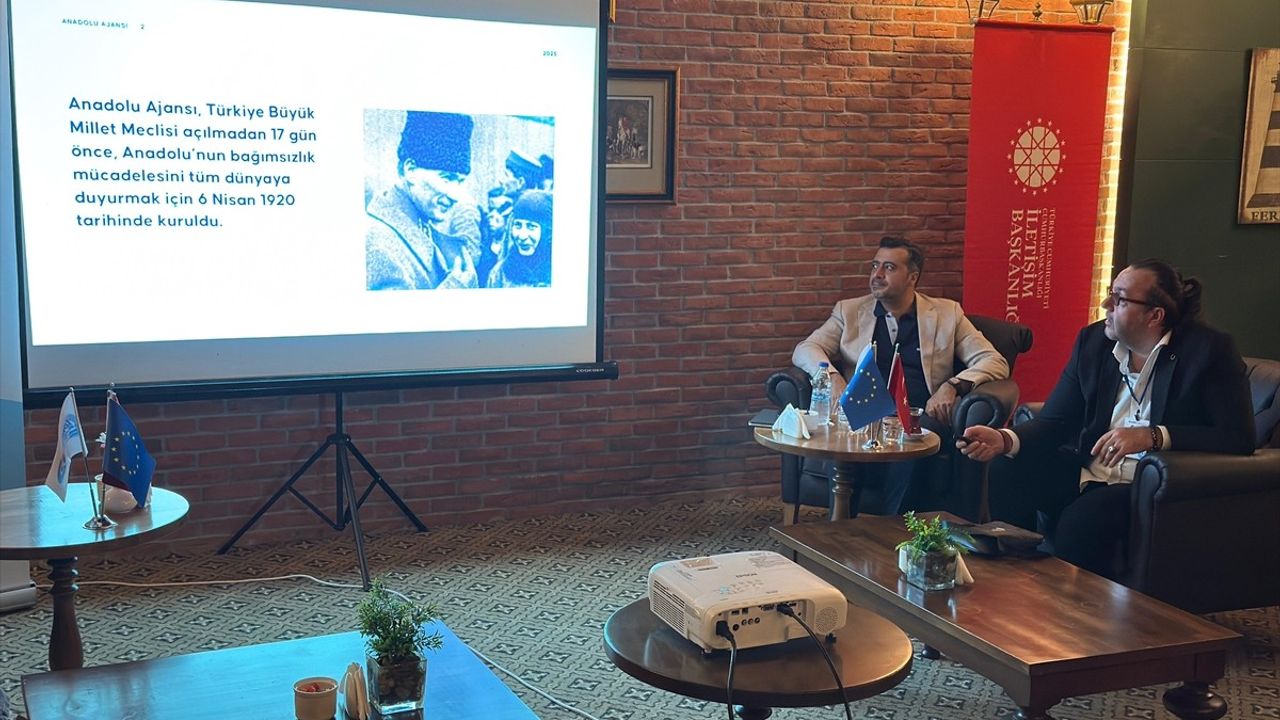 İzmir'de Genç İletişimciler İçin Sosyal Medya ve Habercilik Etiği Eğitimi