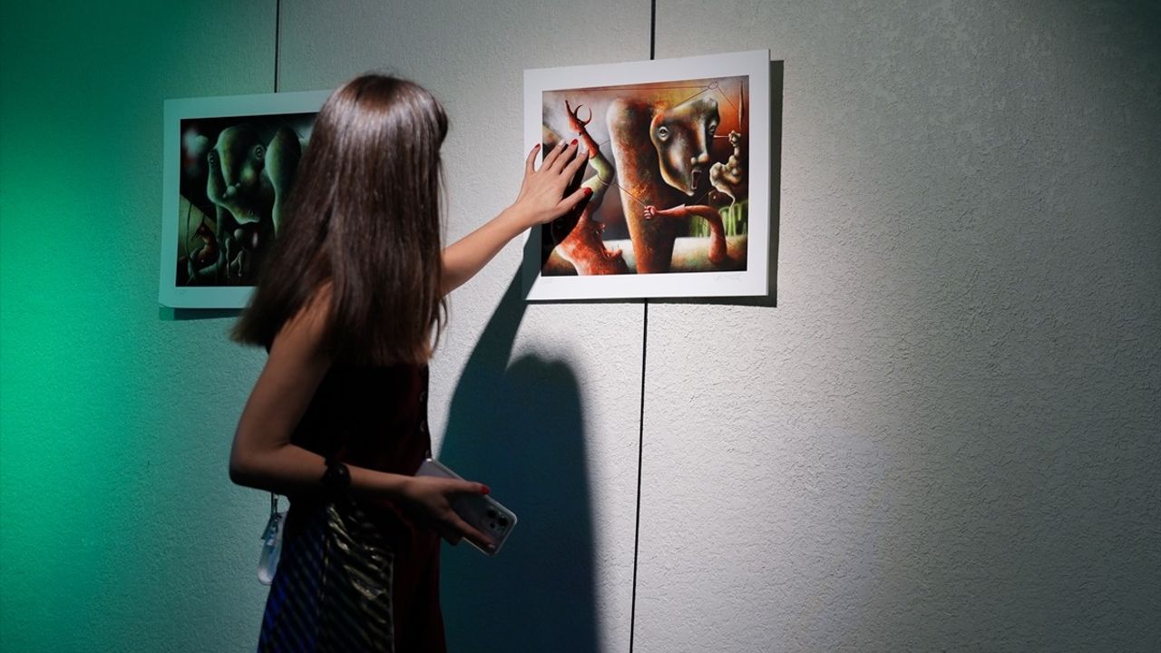 İzmir'de 'Hatırla! Kimsin?' İllüstrasyon Sergisi Açıldı