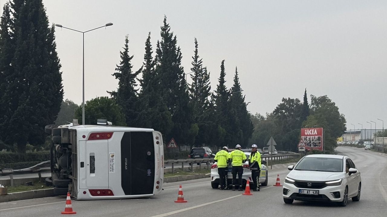 İzmir'de Midibüs Devrildi, 5 Yaralı