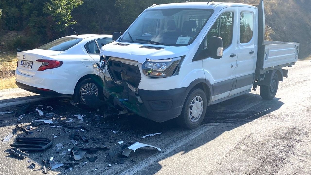İzmir'de Trafik Kazası: 6 Yaralı