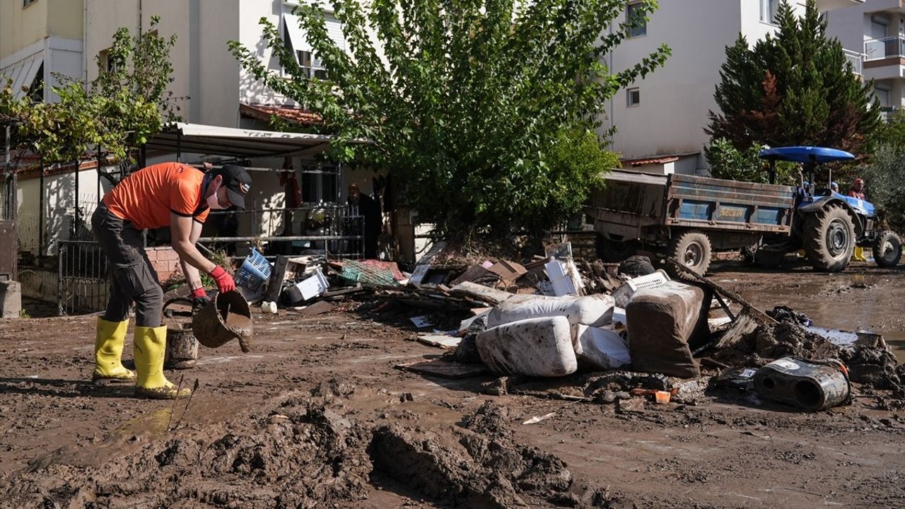İzmir Foça'daki Sel Felaketinin Yaraları Sarılıyor