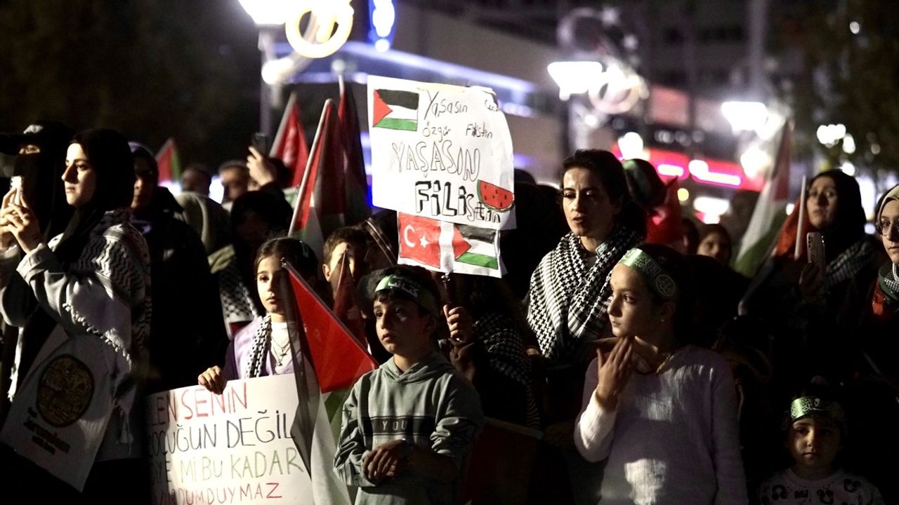 İzmir ve Manisa'da İsrail'in Küresel Sumud Filosu'na Saldırılarına Tepkiler