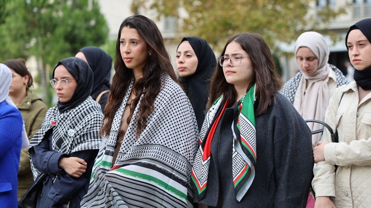 İZÜ Öğrencilerinden İsrail'e Tepki