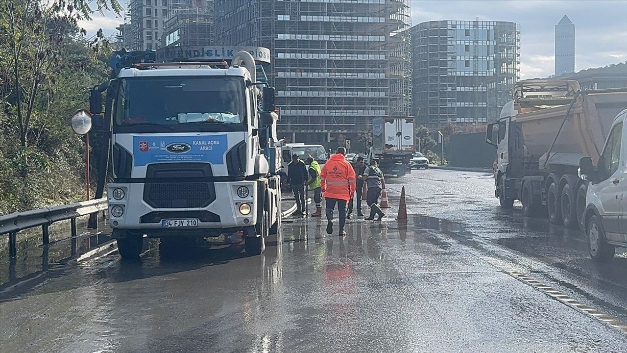 Kağıthane'de Sağanak Yağış Yol Açtı