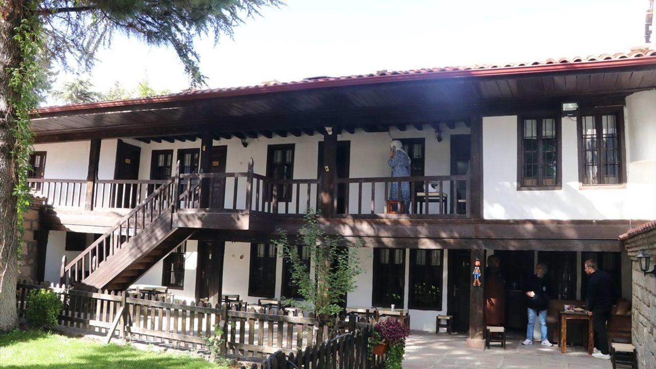 Kaligrafi ile Kültürel Mirası Yaşatan Emekli Öğretmen