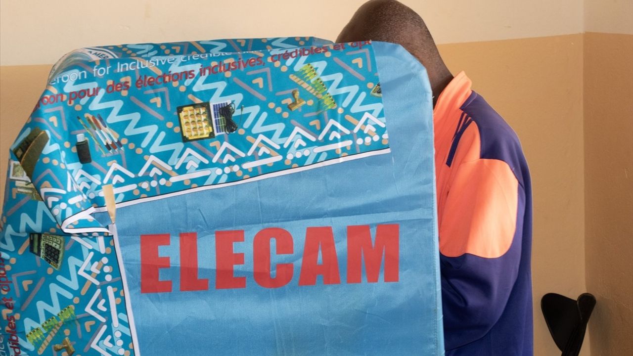 Kamerun'da Cumhurbaşkanlığı Seçimi Başladı