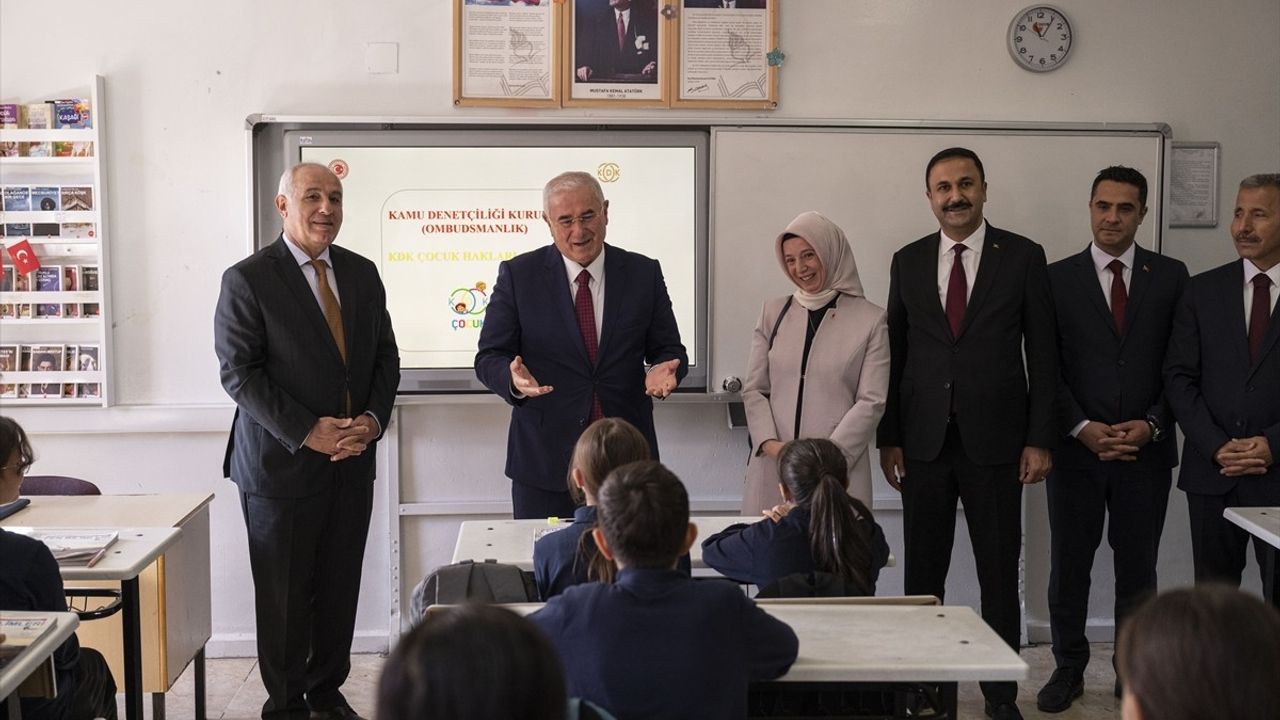 Kamu Başdenetçisi Akarca, Öğrencilere Hak Arama Kültürünü Açıkladı