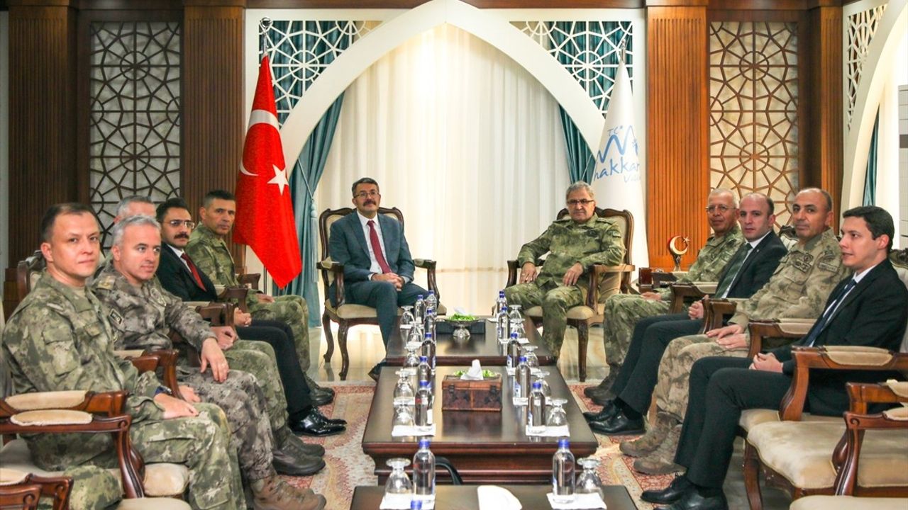 Kara Kuvvetleri Komutanı Tokel Hakkari'de Ziyaretlerde Bulundu