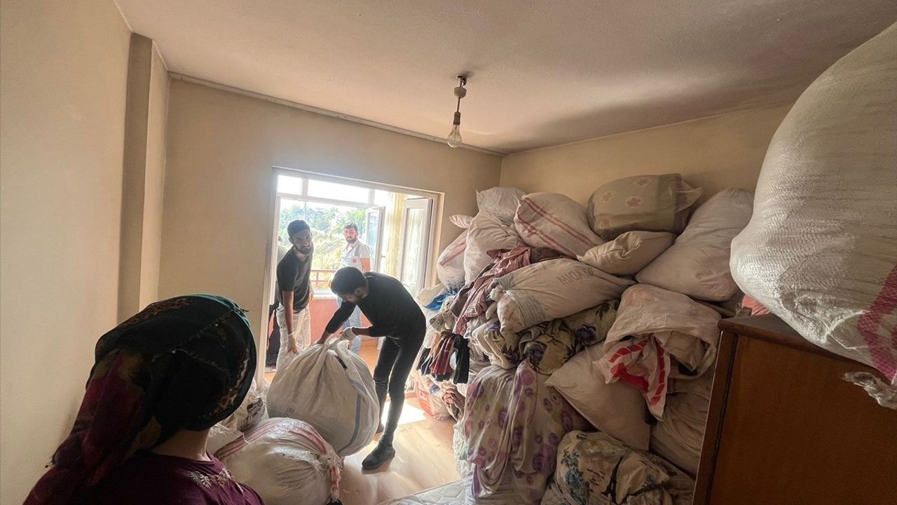 Karabük'te Bir Evden Çıkan Kamyon Dolusu Çöp Temizlendi