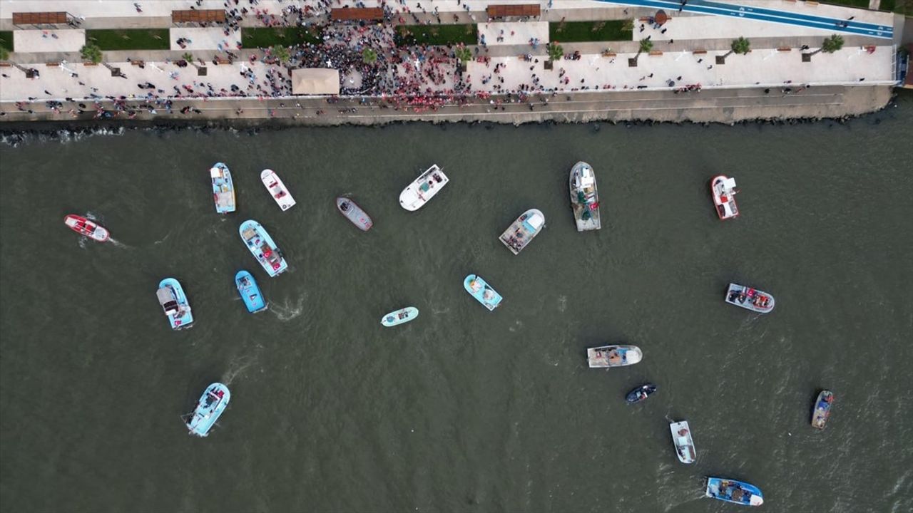 Karadeniz'de Filistin'e Destek: Balıkçılar Insani Yardım İçin Denize Açıldı