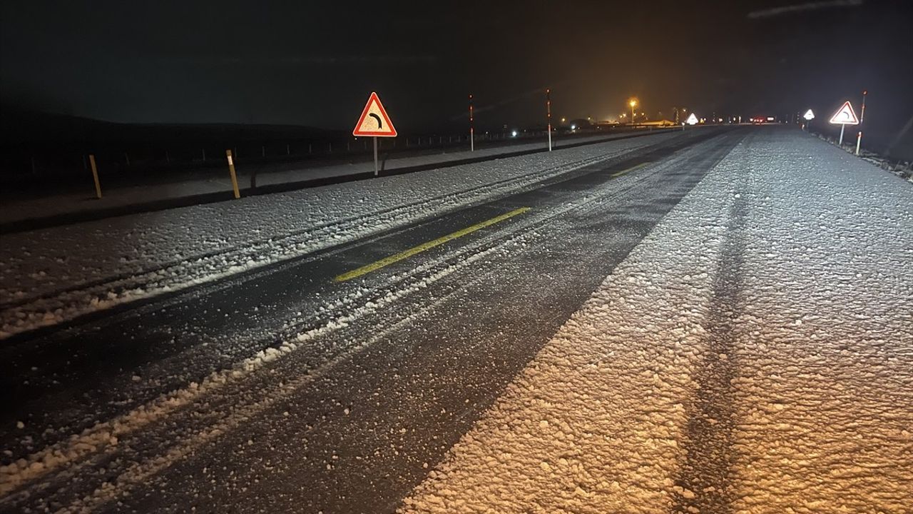 Kars'ın Yüksek Kesimlerinde Kar Yağışı Etkili Olmaya Devam Ediyor