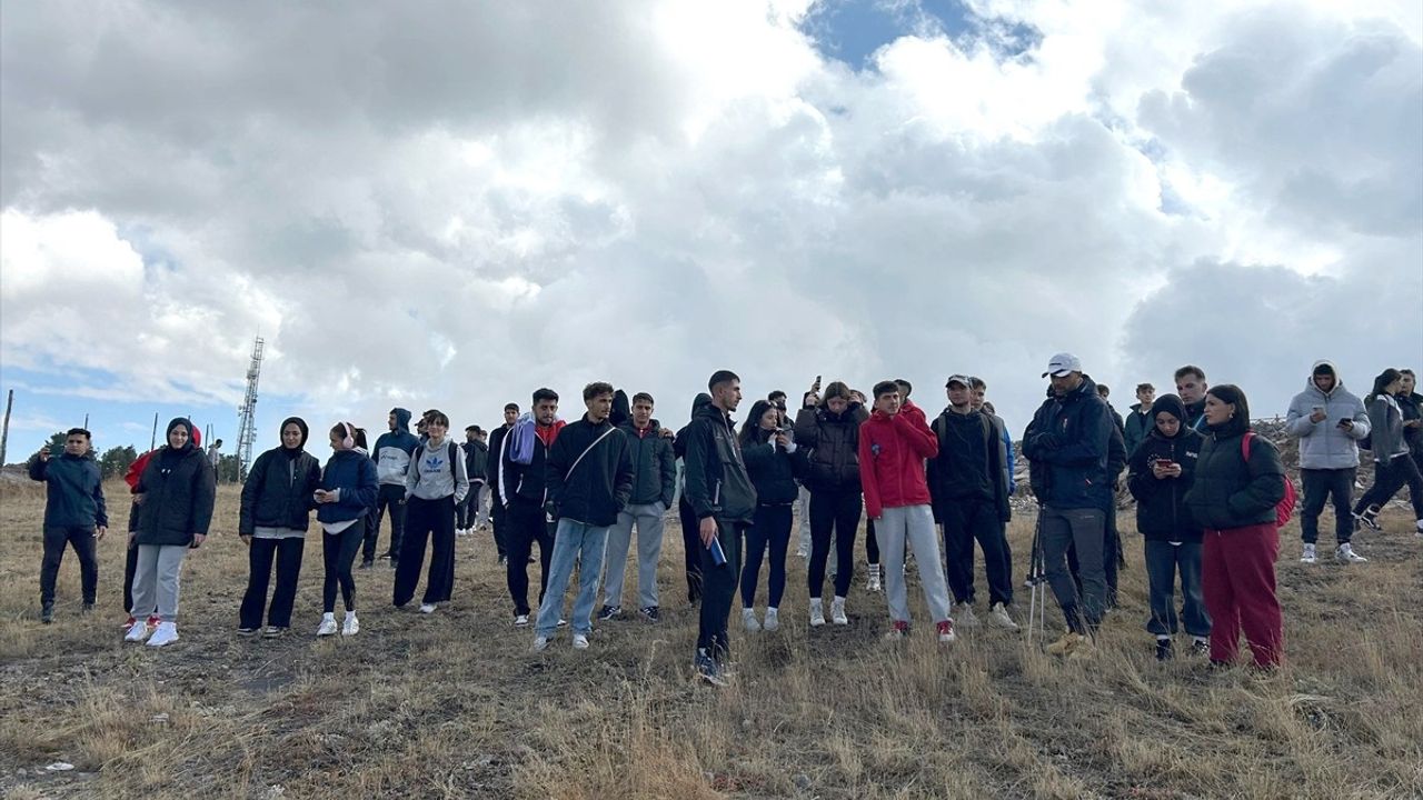 Kars'ta Üniversite Öğrencilerinden Doğa Yürüyüşü ve Temizlik Etkinliği