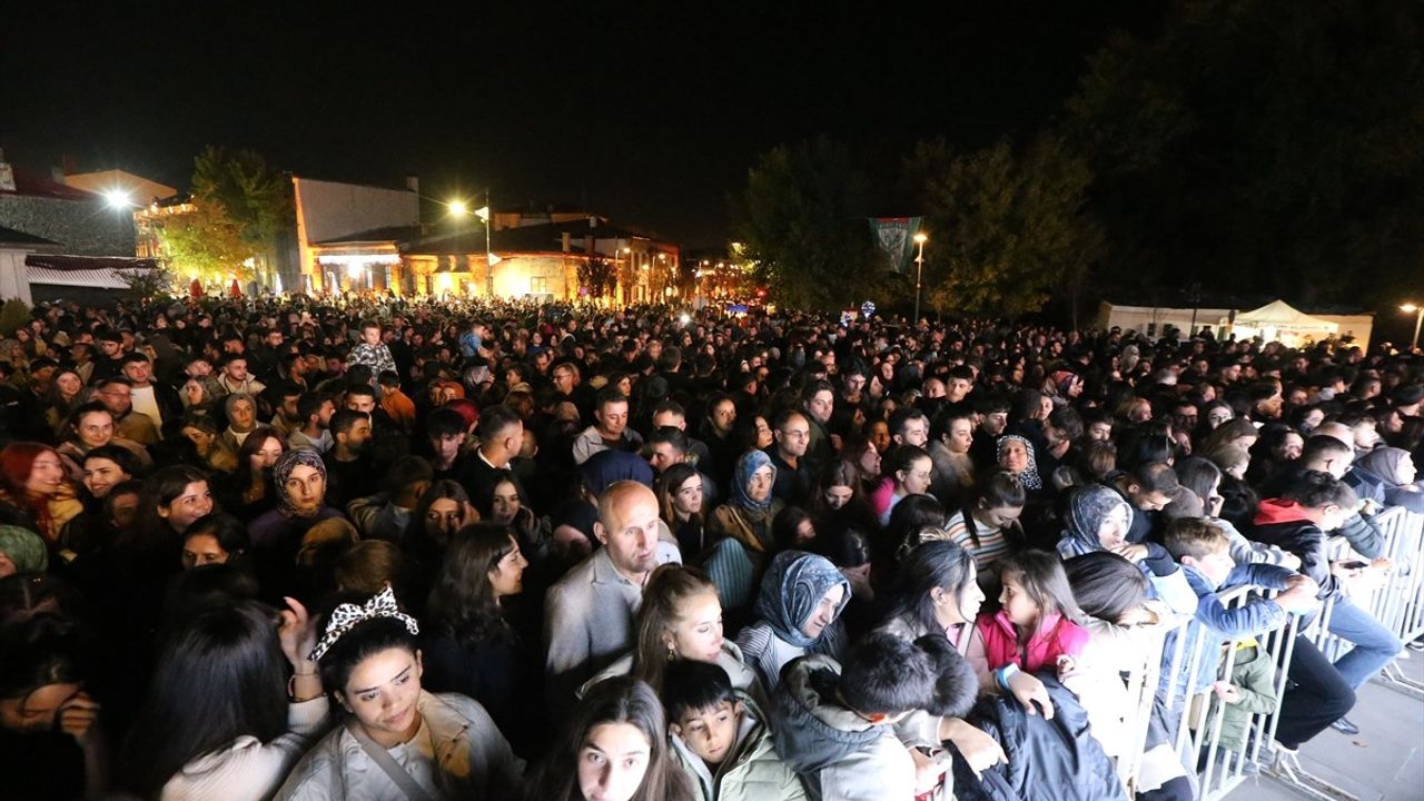 Kars'ta Yaşayan Miras Festivali'nde Kıraç Konser Verdi