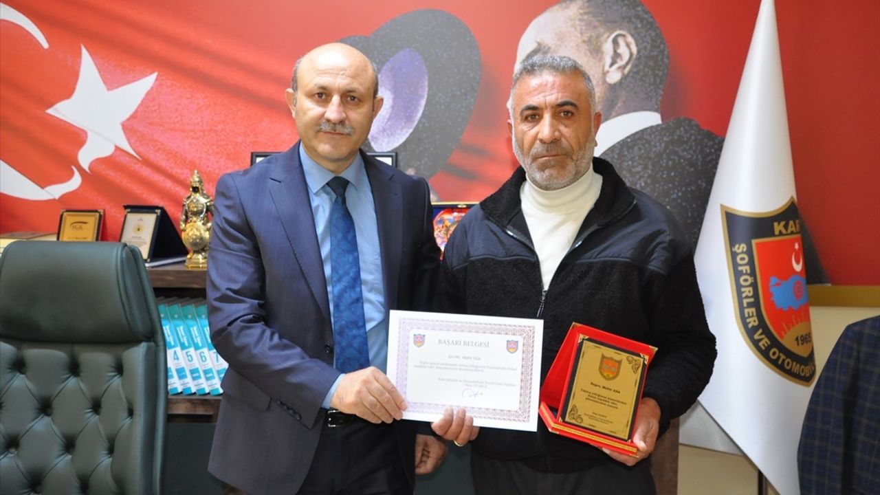Kars'ta Yolcusuna Yardımcı Olan Şoföre Ödül