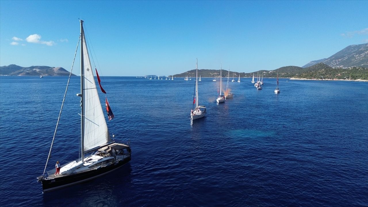 Kaş'ta 29 Ekim Coşkusu: Paraşütçüler Türk Bayraklarıyla Gökyüzüne Süzüldü