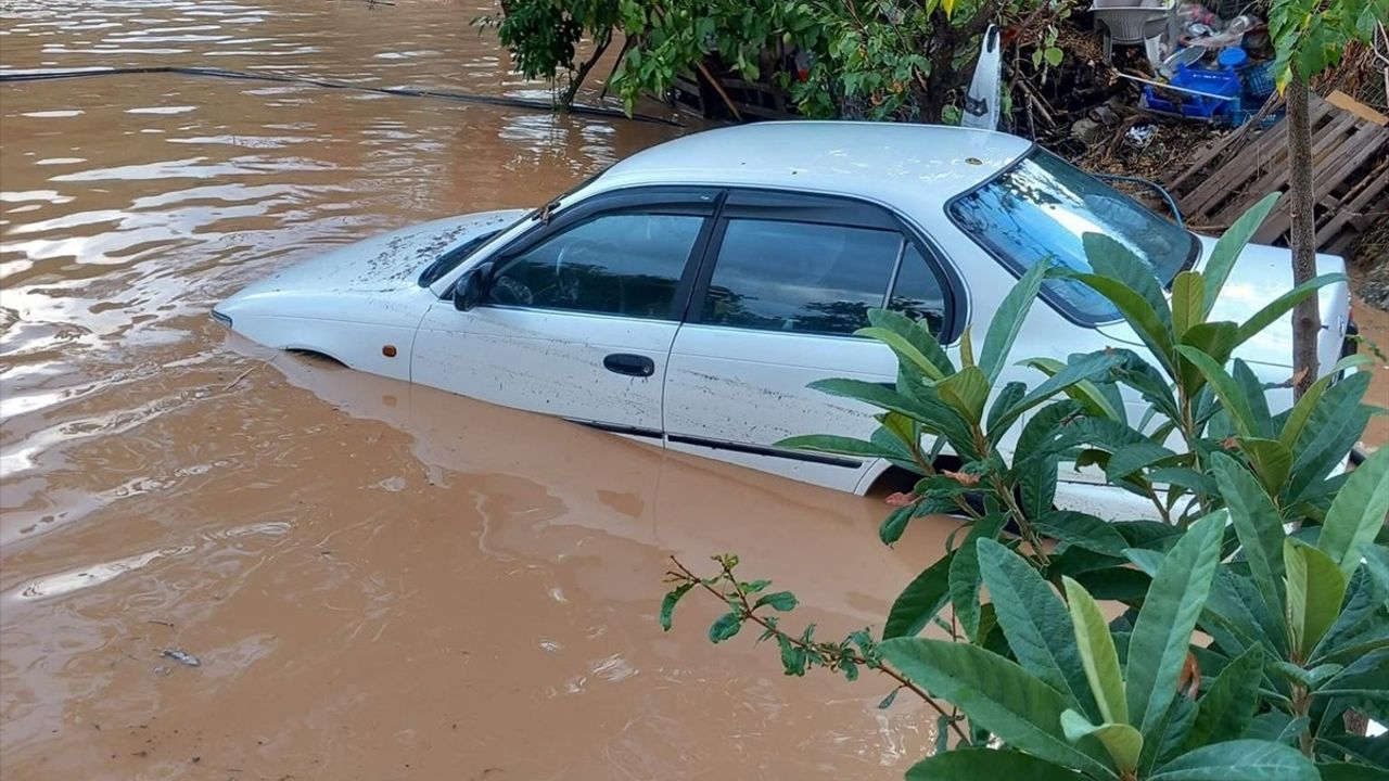 Kaş'ta Sağanak Yağış Etkisini Gösterdi
