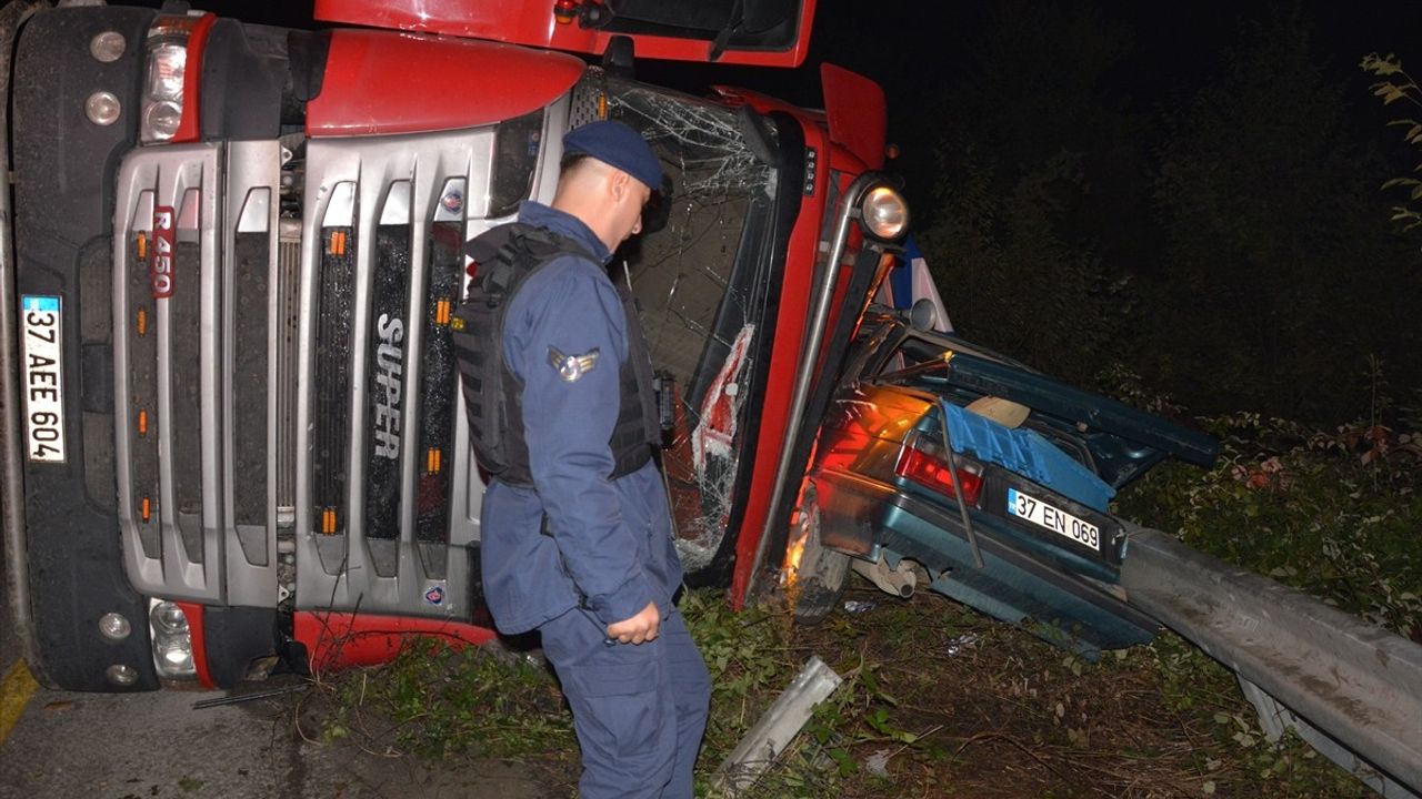 Kastamonu'da Tır ve Otomobil Çarpıştı: 2 Yaralı
